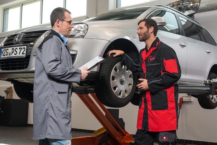 KÜS Trend-Tacho – Analog vs. digital: Bei Werkstatt-Themen schlägt persönliche Empfehlung das Internet Rat von Werkstätten und Bekannten wird mehr vertraut als Internetbewertungen