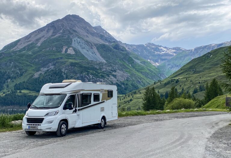 Unfall im Urlaub? So sichern Sie sich mit den richtigen Versicherungen ab, wenn Sie mit dem Wohnmobil unterwegs sind