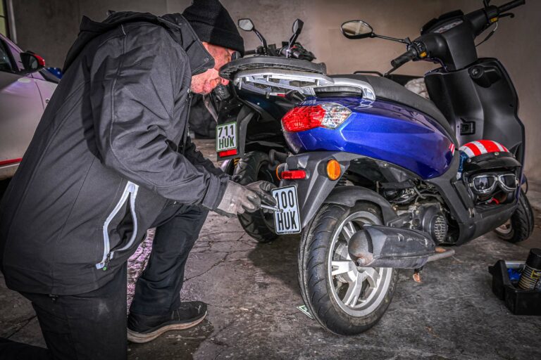 Schütze dich richtig: Das neue schwarze Versicherungskennzeichen für Mopeds und E-Scooter und seine Folgen für Fahranfänger